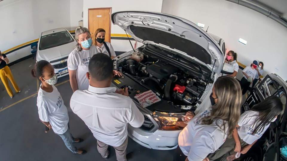 Detran oferece 100 vagas no curso gratuito de mecânica para mulheres no ES; veja como se inscrever