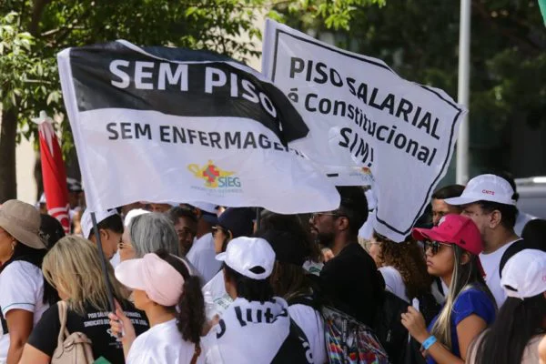 Lula assina projeto que fixa piso salarial da enfermagem em R$ 4.750