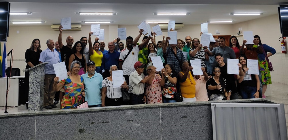 Secretaria de Habitação entrega títulos de regularização fundiária a mais 59 moradores de Barra de São Francisco