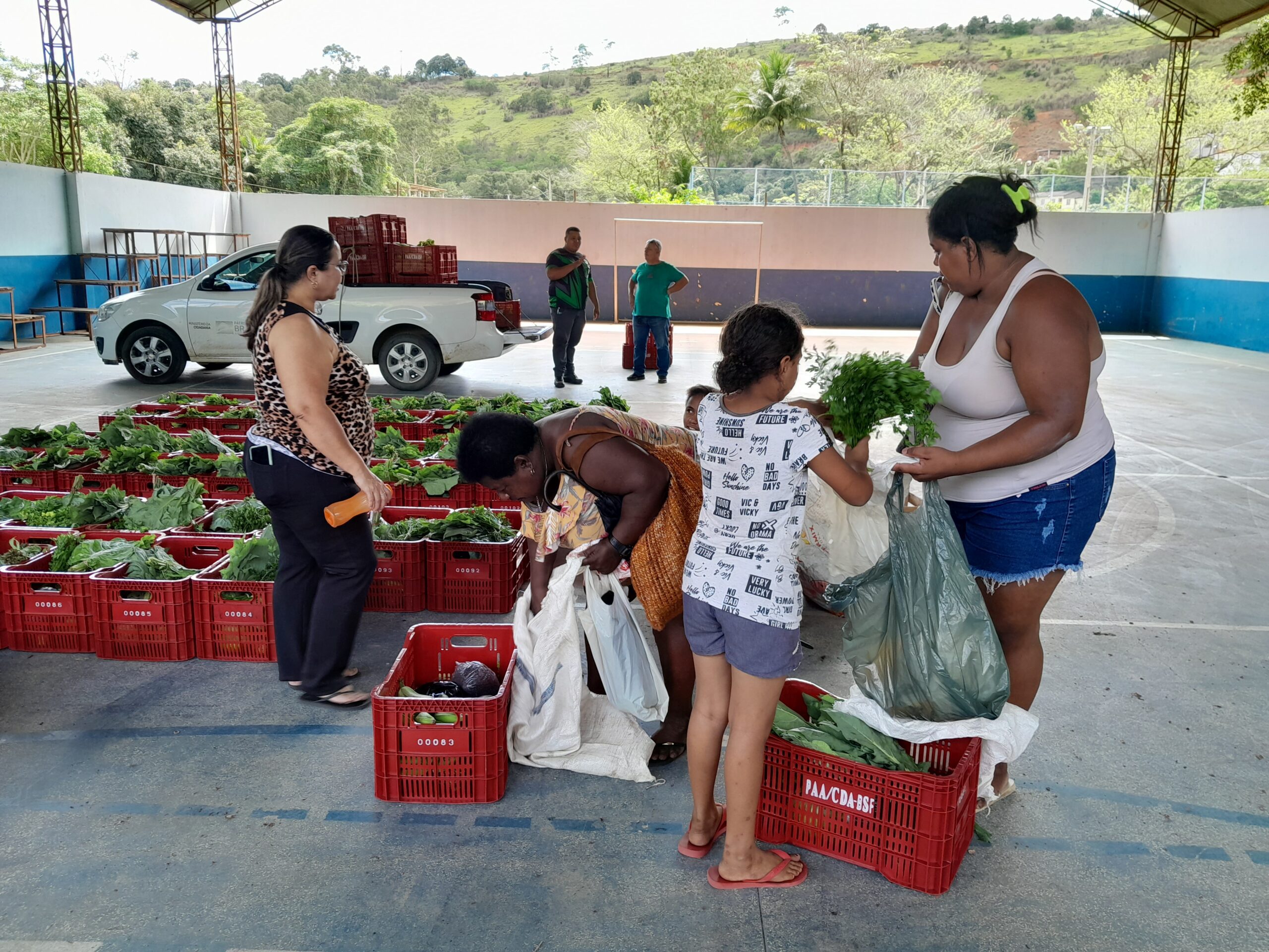 Prefeitura de Barra de São Francisco realiza entrega de cestas verdes para famílias cadastradas na Assistência Social