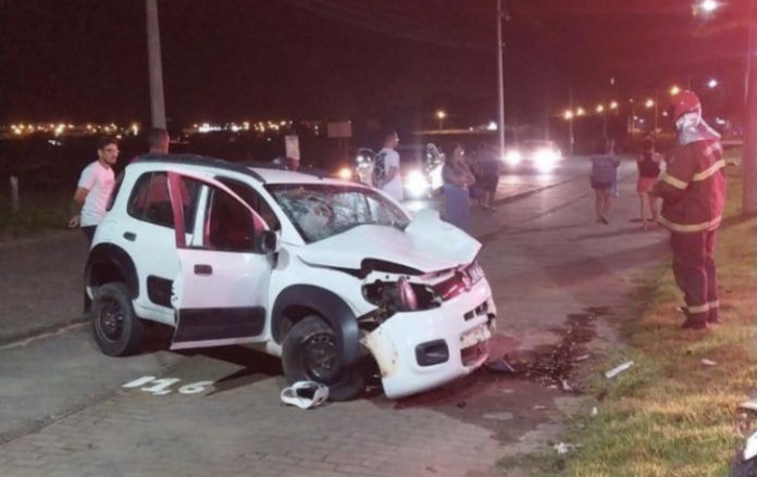 Carro bate em árvore e deixa feridos na Reta do Aeroporto em Nova Venécia