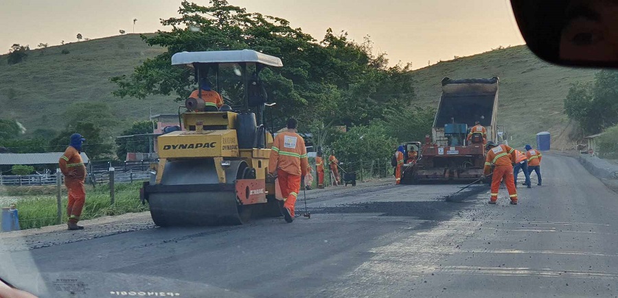Obra de asfaltamento da ES-080 avança entre Barra de São Francisco e Água Doce do Norte