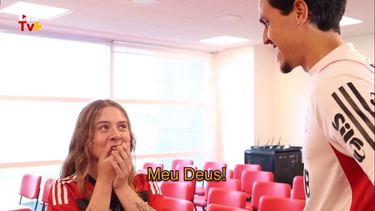 VÍDEO: Influenciadora surda realiza sonho de conhecer atacante Pedro, do Flamengo; ‘Fiquei em choque’