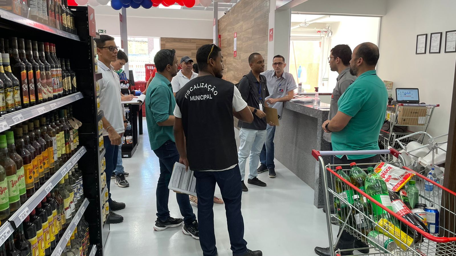 Procon de Barra de São Francisco realiza campanha educativa em comércio local