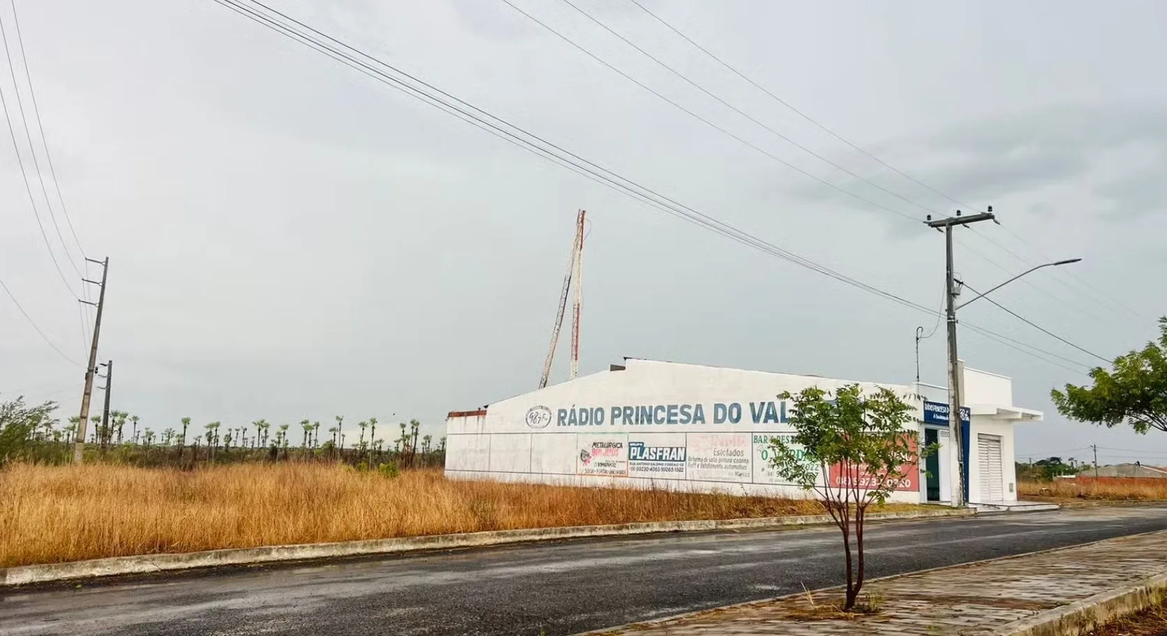 Chuva de Granizo Desencadeia Cenário de Caos em Coreaú, Ceará: Residências, Escola e Antena de Rádio Impactadas