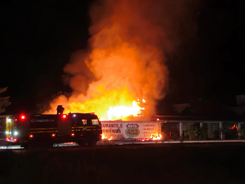 Incêndio atinge restaurante na Rota do Sol, em Várzea do Cedro