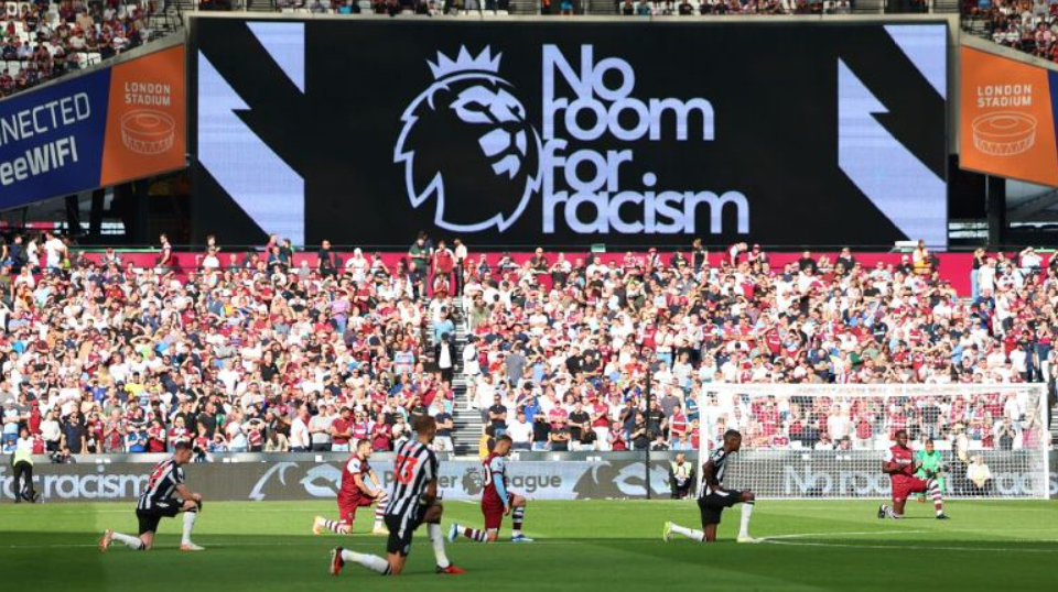 Premier League: Jogadores se Ajoelham em Gestos Anti-Discriminação na Tradicional Rodada de Natal