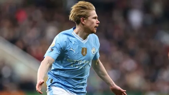 Decisivo em virada do City, De Bruyne festeja retorno triunfal à Premier League e admite: ‘Estou morto’