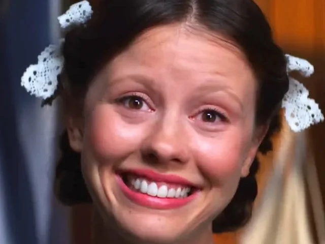 Mia Goth, neta de atriz brasileira, é acusada de chutar cabeça de figurante em set de filme de terror