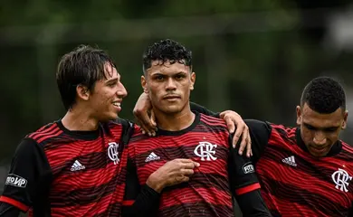 Athletico encaminha contratação de destaque do Flamengo na Copinha