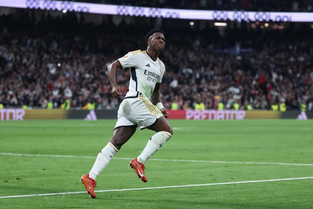 Com gol de Vinicius Júnior e virada no final, Real Madrid vence o lanterna Almería pelo Espanhol