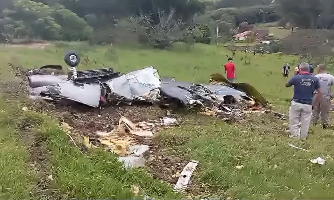 Queda de avião em Itapeva, Minas Gerais, resulta em sete mortes