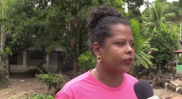 Maurina Coelho de Freitas, mora ao lado de um dos córregos que transbordou e perdeu muitos pertences ( Foto: Secom PMBSF)