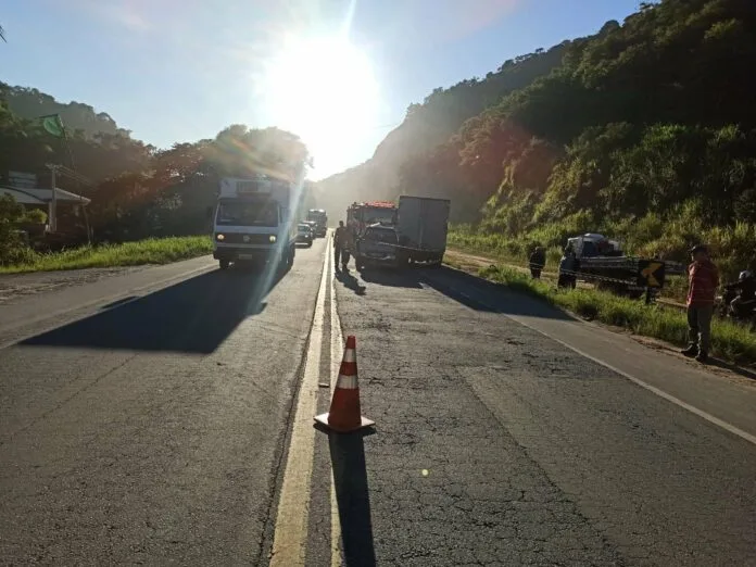 Tragédia na BR 262: Colisão entre Carro e Caminhão Ceifa a Vida de Mulher