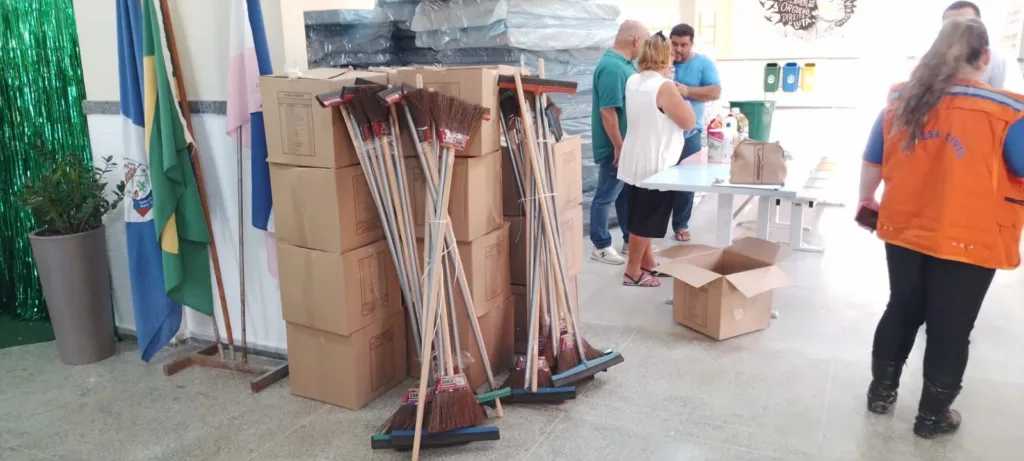Defesa Civil e Secretaria de Saúde de Barra de São Francisco entregam kits para famílias atingidas por enchente em Paulista