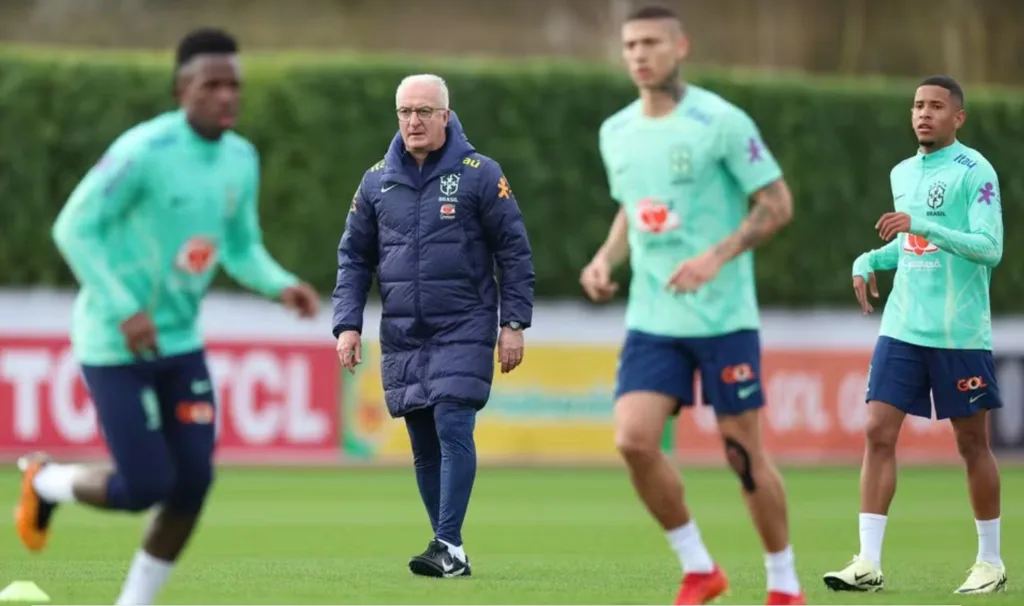 
Dorival conduz primeiro treino completo da Seleção em Londres antes de amistoso contra Inglaterra