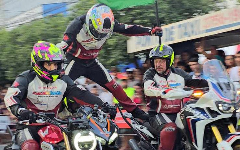 Equipe Força e Ação se apresentou na Rua de Lazer sob o olhar atento de uma multidão no Centro de Barra de São Francisco