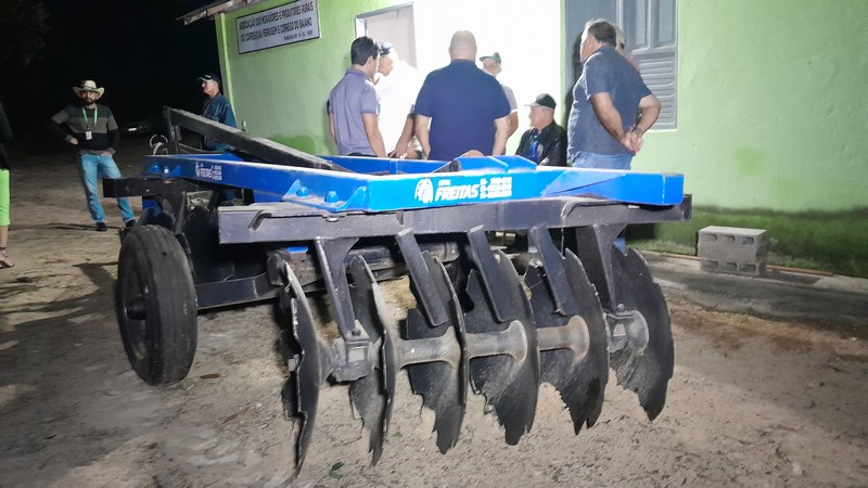 Prefeitura entrega grade aradora as comunidades dos córregos Ferrugem e Baiano em Barra de São Francisco