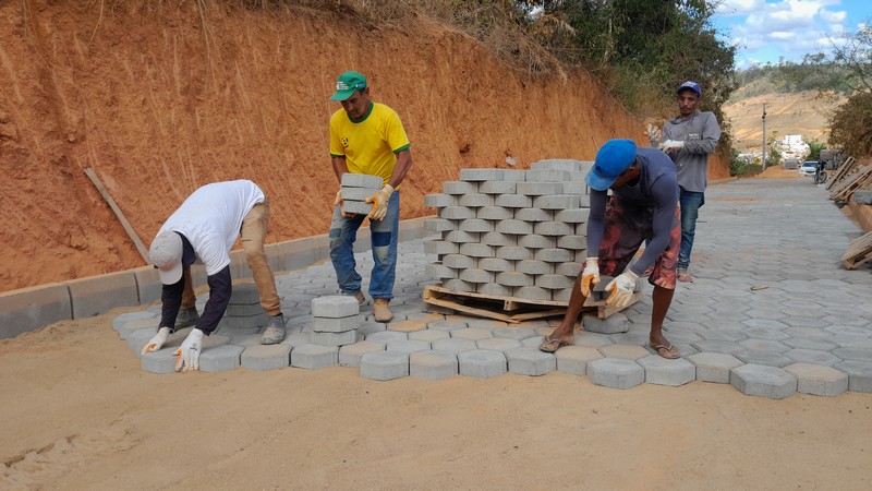 Obras de pavimentação da estrada que leva a Pedra das Torres, em Barra de São Francisco, facilitam a vida de moradores e turistas