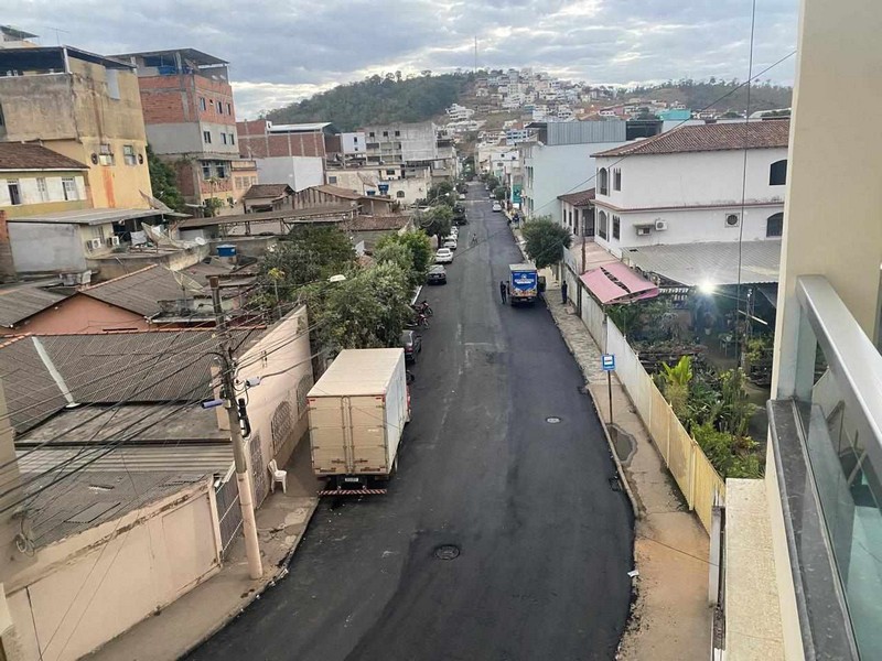 Pavimentação asfáltica é concluída na Rua Alacy Costa no centro de Barra de São Francisco