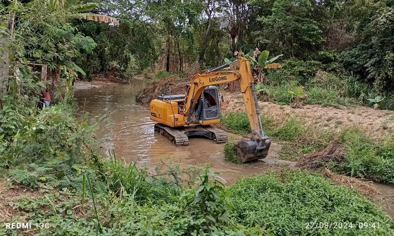 Prefeitura realiza limpeza no Rio São Francisco em Barra de São Francisco