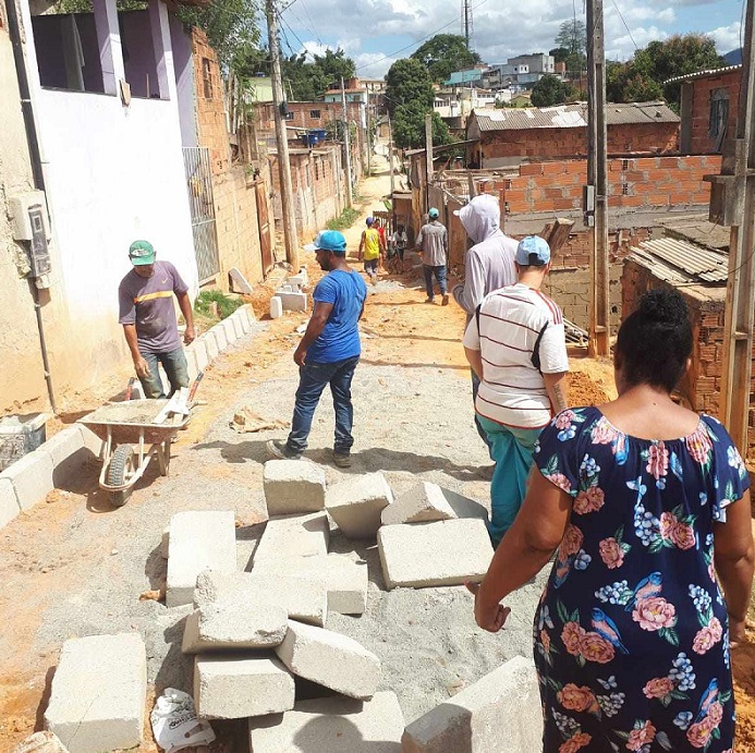 Prefeitura de Barra de São Francisco inicia calçamento da rua Carlos Chagas, no bairro Colina