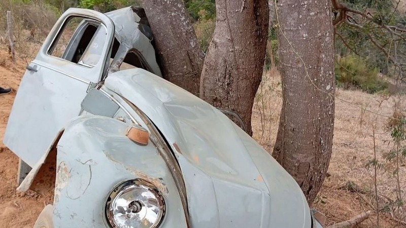 Idoso morre e esposa fica ferida em acidente com Fusca em Alto Rio Novo