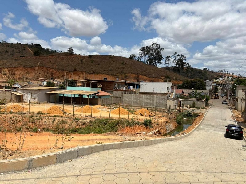 Rua Ozéias Rezende pavimentada em Vila Vicente.