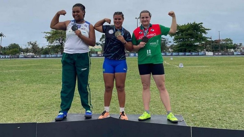 Edimara (centro) no pódio do arremesso de peso no Campeonato Brasileiro Sub18 em Recife