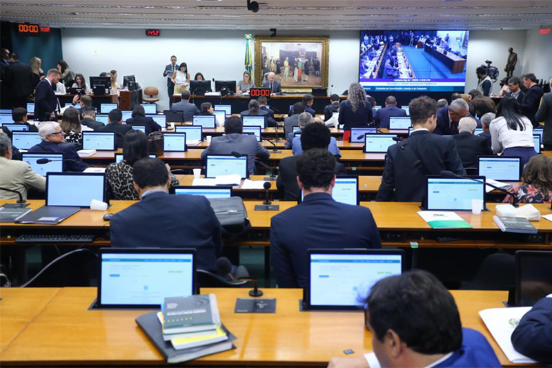 CCJ da Câmara aprova anistia para presos do 8/1 e analisa projetos contra o STF CCJ da Câmara aprova anistia para presos do 8/1 e analisa projetos contra o STF