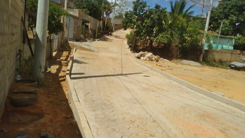 Calçamento de rua ao lado da quadra de esportes do bairro Colina é concuído em Barra de São Francisco