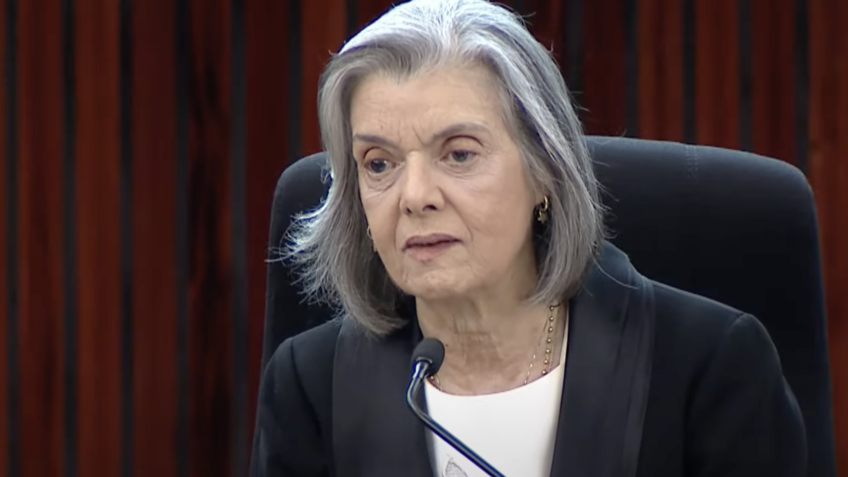 Ministra Carmen Lúcia na cerimônia de lacração dos programas das urnas eletrônicas que serão usadas nas eleições.