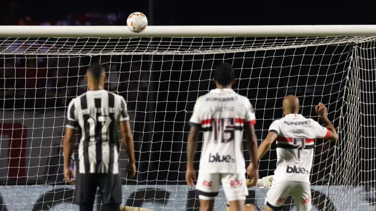 São Paulo paga caro por erros de Zubeldía e Lucas e cai para o Botafogo nos pênaltis