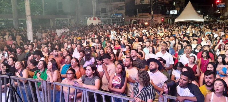 Primavera com Cristo: Fiéis lotam avenida do Centro de Barra de São Francisco em fim de semana com muito louvor e adoração