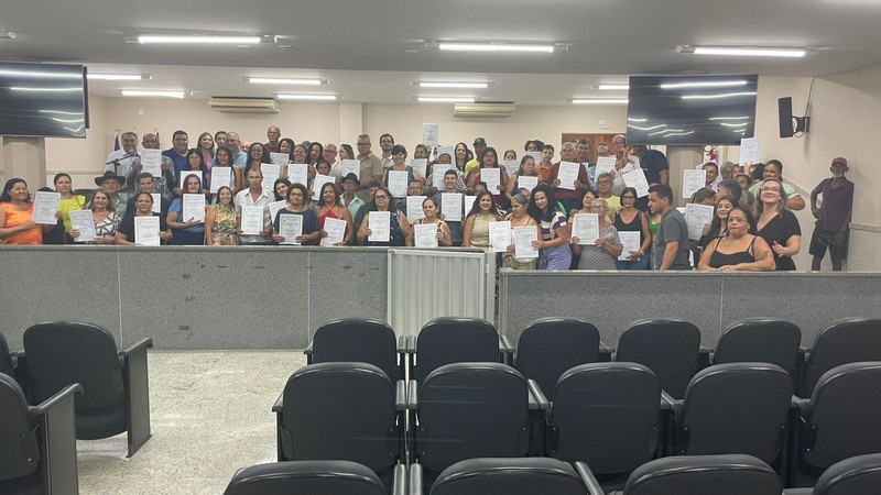 Com a entrega de 130 títulos de regularização fundiária, Prefeitura já beneficiou 1.041 famílias em Barra de São Francisco