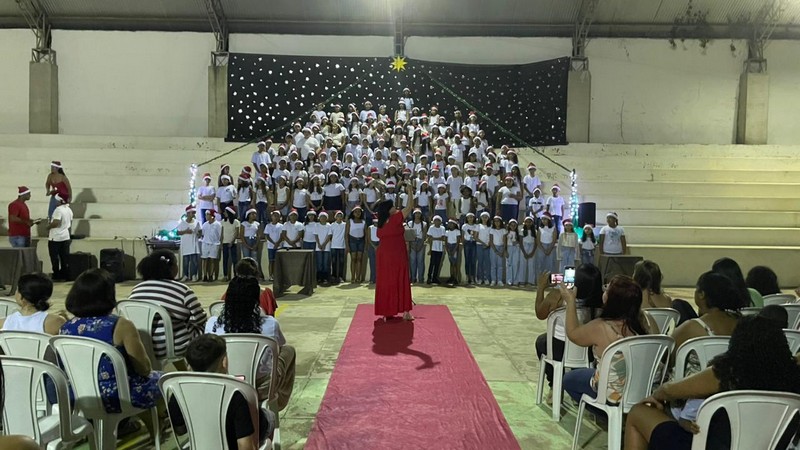 Cantata de Natal da EMEFTI Ozeias Rezende encanta plateia em Barra de São Francisco