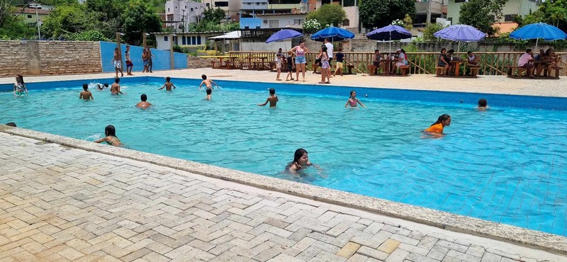 Prefeitura de Barra de São Francisco entrega piscina a população na Praça Floro Lima em Vila Landinha