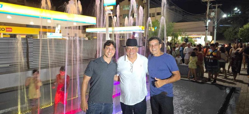 Prefeitura de Barra de São Francisco inaugura fonte luminosa no Centro