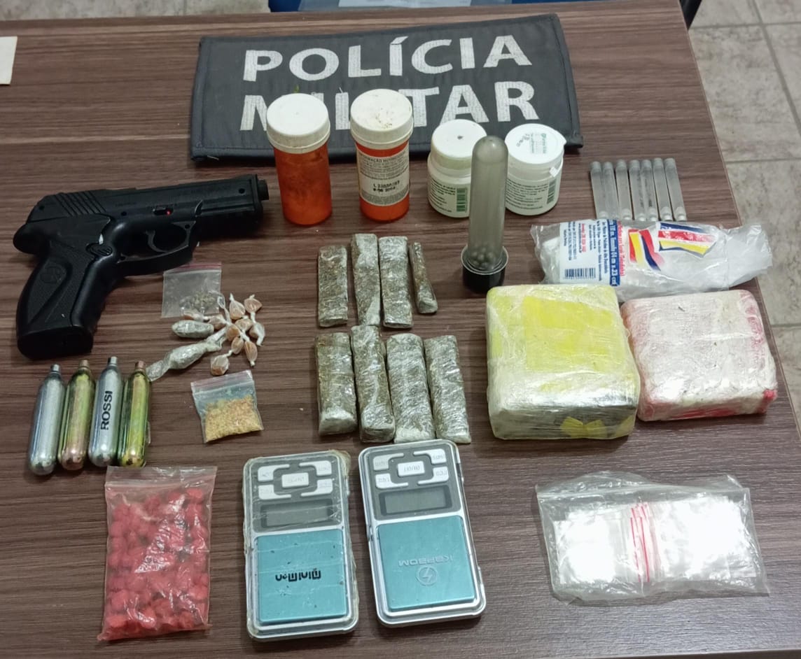 Policiais do 11º BPM Apreendem Drogas, Armas e Materiais de Tráfico em Ecoporanga
