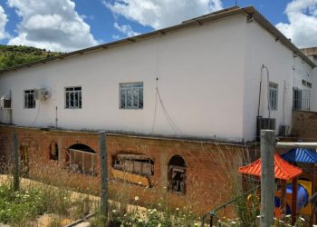 Prefeitura de Barra de São Francisco assina ordem de serviço para reforma da Escola Municipal Mac Nair no bairro Irmãos Fernandes